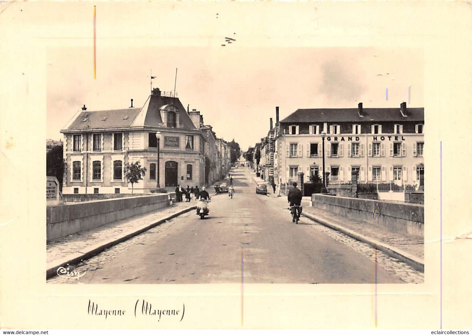 Thème:   Motocyclette  Scooter :   Un Scooter Dans Une Rue De Mayenne En Mayenne. Caisse Epargne.        (voir Scan) - Altri & Non Classificati