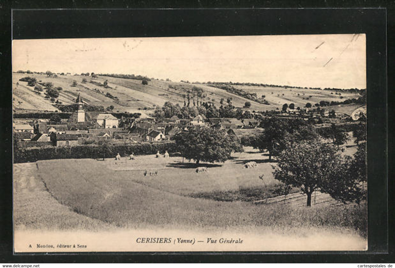 CPA Cerisiers, Vue Generale, Vue Sur L'Église Im Ort - Cerisiers