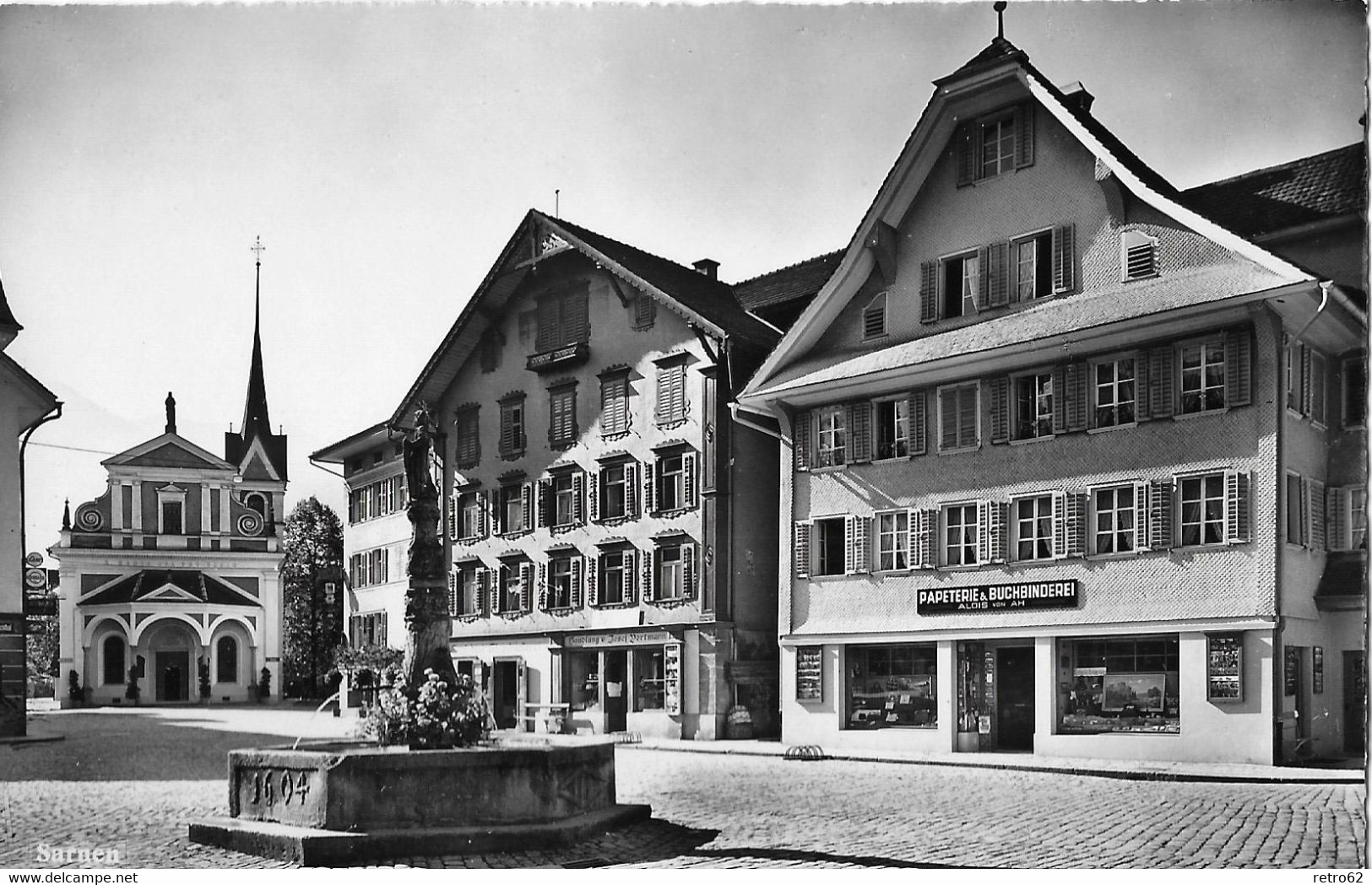 SARNEN → Dorfplatz Mit Papeterie Von Ah Und Der Dorfkirche Anno 1952 - Sarnen