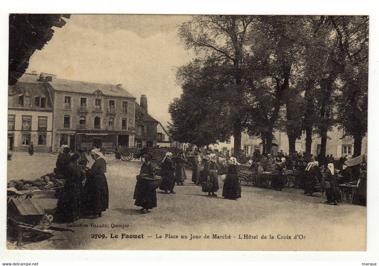 Cpa N° 2709 LE FAOUET La Place Un Jour De Marché L ' Hôtel De La Croix D' Or - Le Faouet