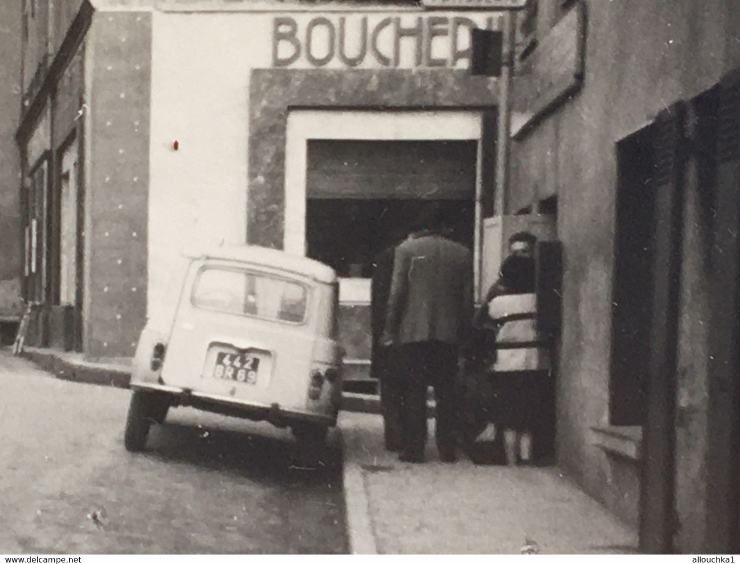 Voiture Automobile Renault 4L De Dos-☛Photographie Photo Originale-☛rue Vers Village D' Aups Var 1950≃-magasin Boucherie - Cars