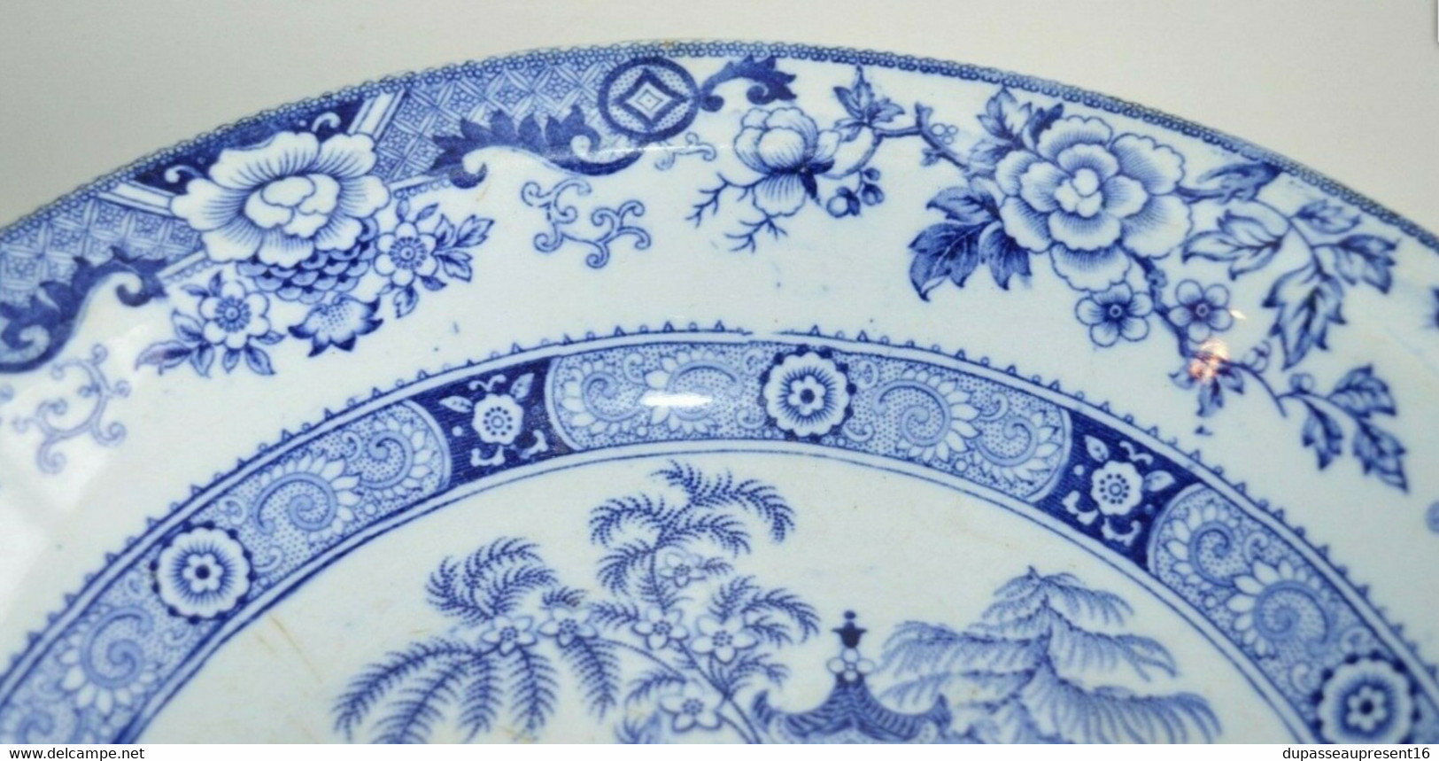 ANCIEN PLAT DEMI CREUX CERAMIQUE TERRE DE FER DECOR JAPONISANT Déco Motifs Bleus Collection Déco Vitrine - Terre De Fer (FRA)