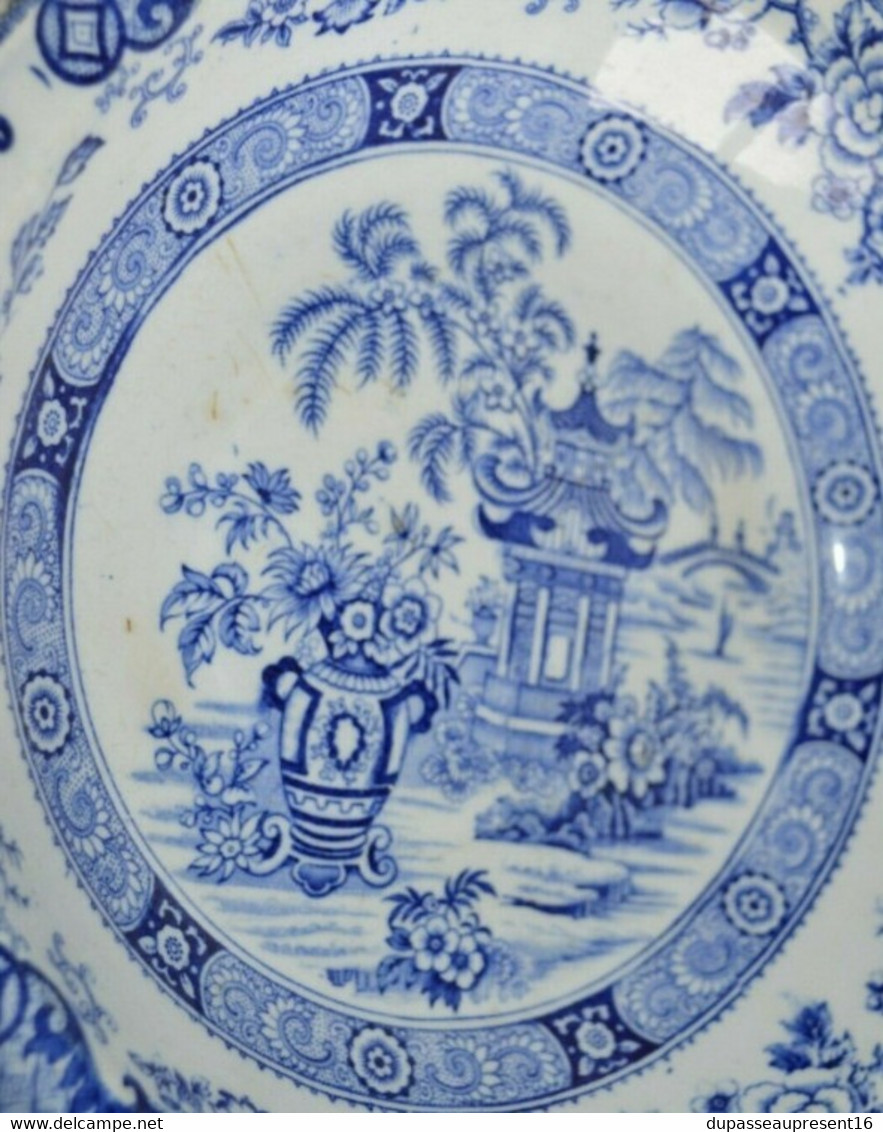 ANCIEN PLAT DEMI CREUX CERAMIQUE TERRE DE FER DECOR JAPONISANT déco motifs bleus collection déco vitrine