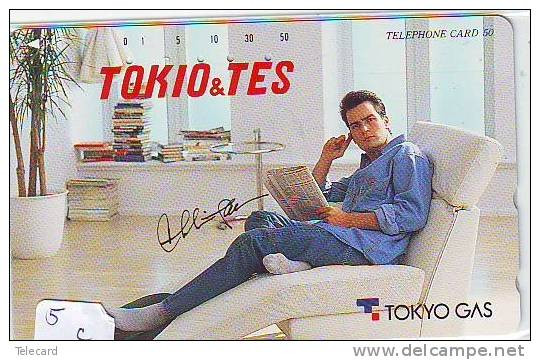 Télécarte Japon Film * Cinéma * CHARLIE SHEEN (5c) FILM * Japan Movie Phonecard * Telefonkarte  Japan * TOKYO GAS - Kino