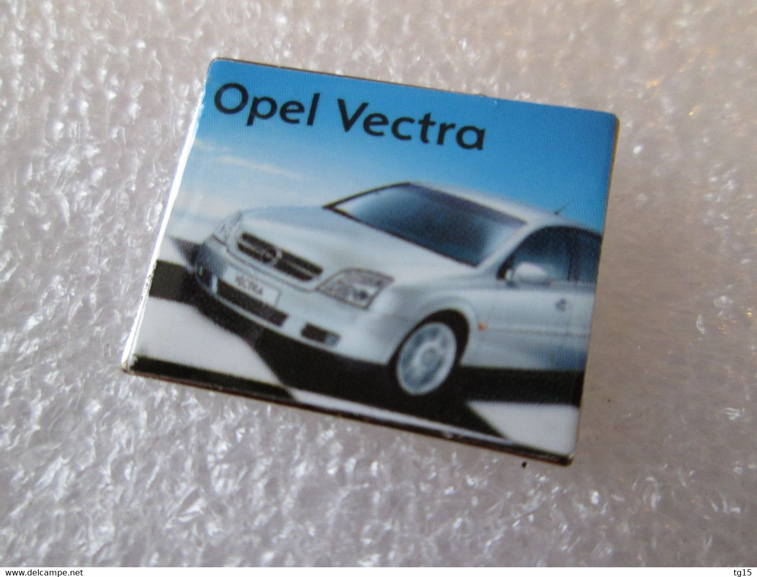 PIN'S    OPEL   VECTRA - Opel
