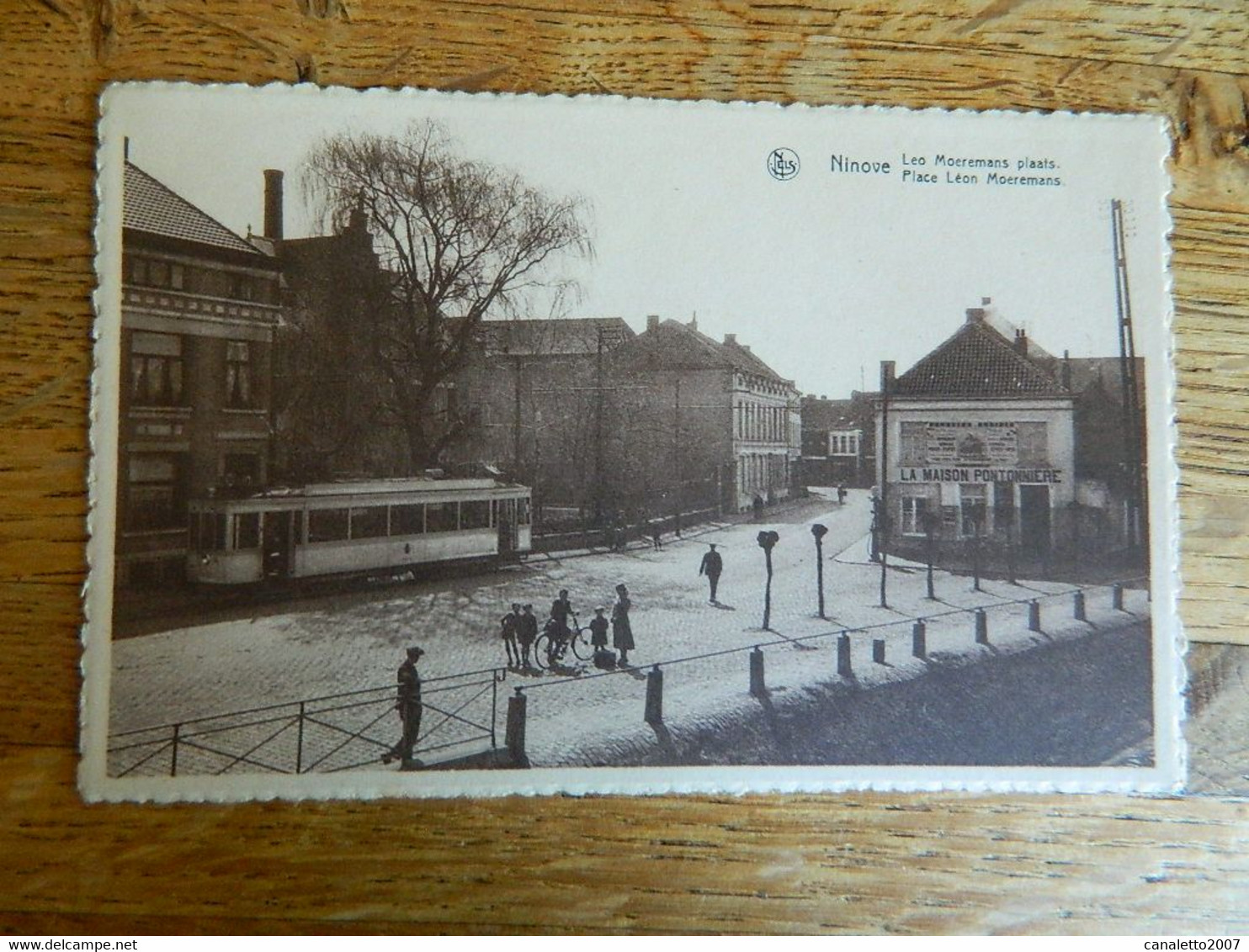 NINOVE +TRAM : LEO MOEREMANS PLAATS   AVEC LE TRAM ET L'ARRET DU TRAM ANIMEE - Ninove