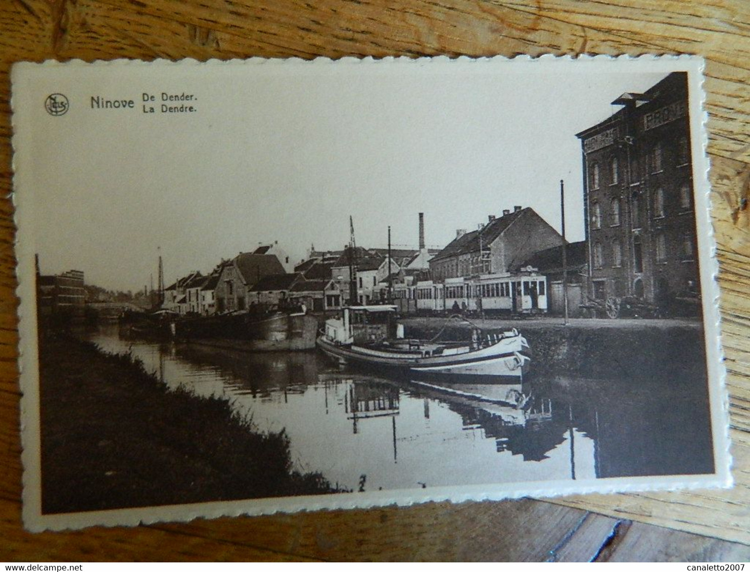 NINOVE +TRAM  : LES QUAI DE LA DENDRE AVEC TRAM ARRET DU TRAM ET PENICHES AMAREES -ANIMEE - Ninove