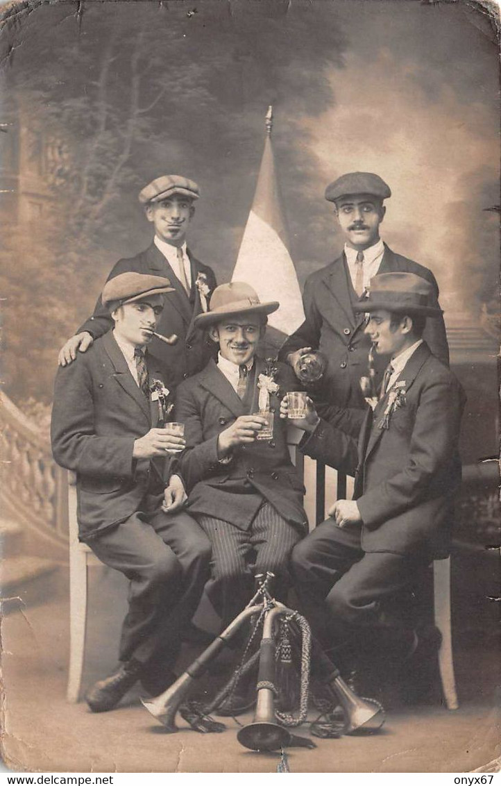 Carte Postale Photo De CLASSE-CONSCRIT-Groupe 5 Garçons-Trompette-Drapeau Français- A SITUER - A LOCALISER - - Fotografie