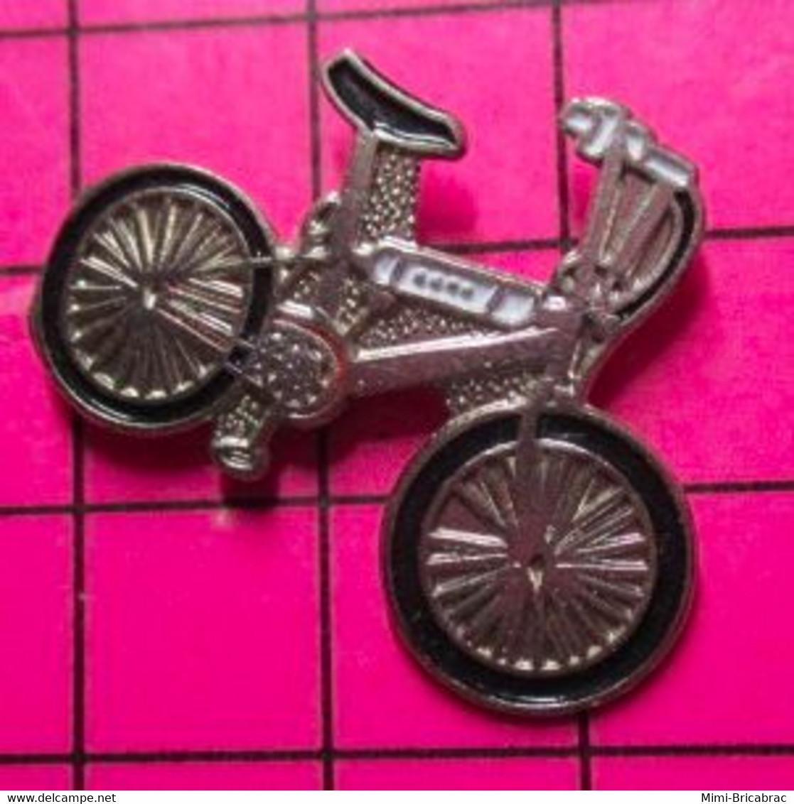 817 Pin's Pins / Beau Et Rare / THEME : SPORTS / CYCLISME VELO BMX FAISANT DE LA ROUE AVANT - Cyclisme