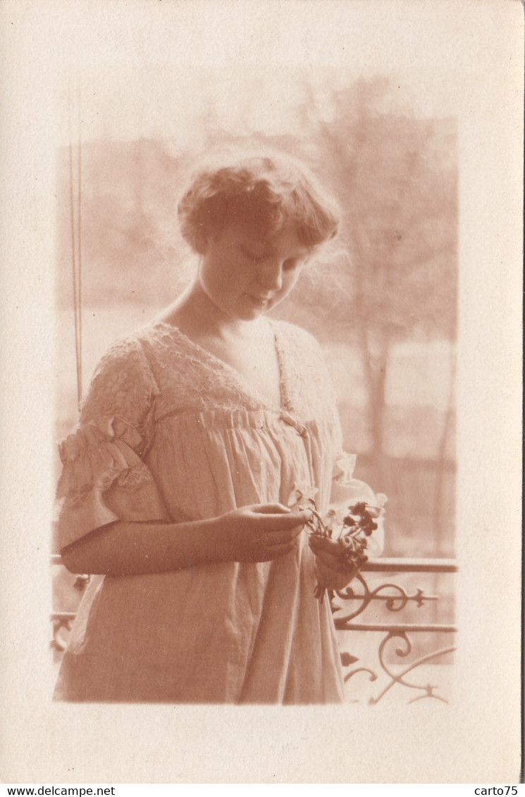 Photographie - Portrait Jeune Femme à Son Balcon - Fleurs Narcisses - Photographie