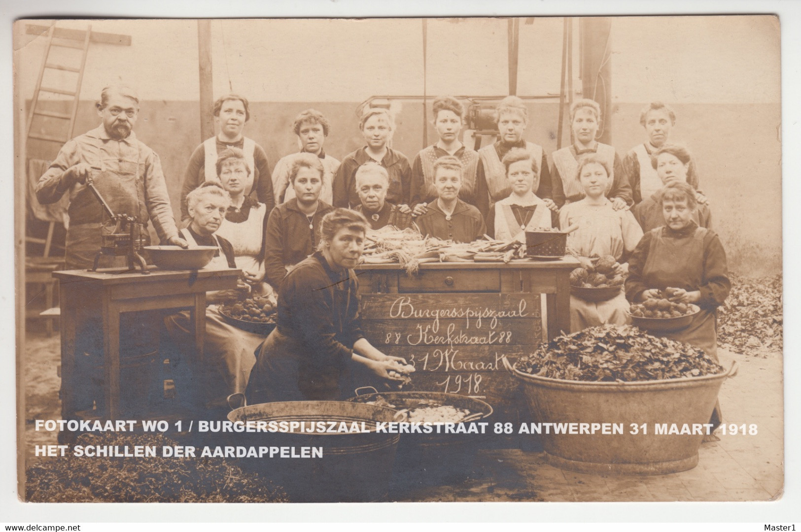 FOTOKAART WO 1 / BURGERSSPIJSZAAL KERKSTRAAT 88 ANTWERPEN 31 MAART 1918 HET SCHILLEN DER AARDAPPELEN - Antwerpen