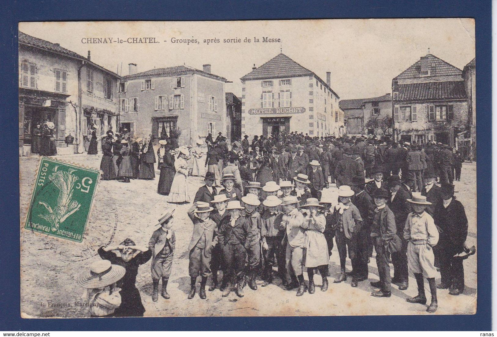 CPA [71] Saône Et Loire Chenay Le Chatel Sortie De Messe Circulé - Otros & Sin Clasificación