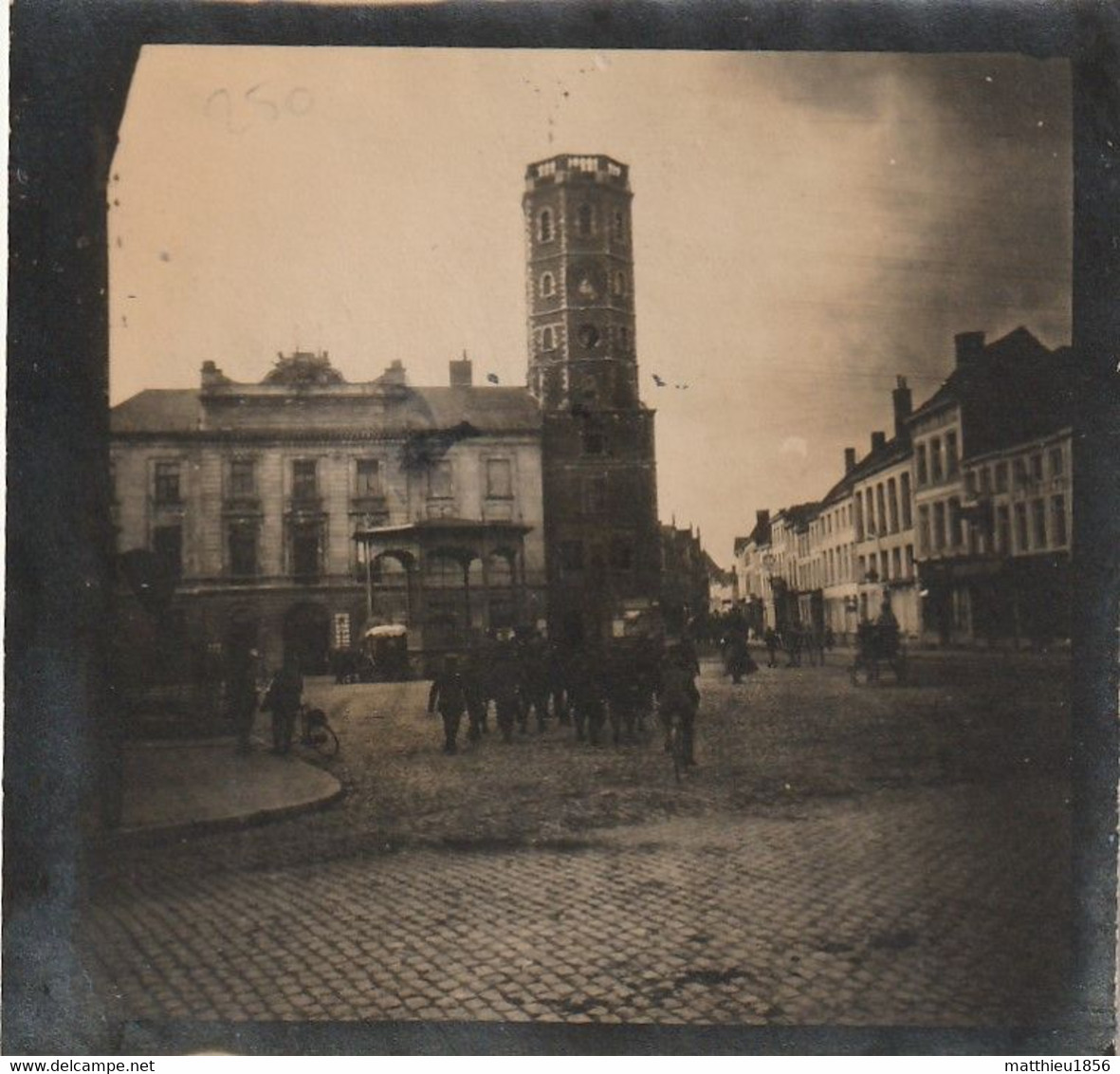 Photo Octobre 1917 MENEN (Menin) - Place Du Marché, Soldats Allemands (A231, Ww1, Wk 1) - Menen