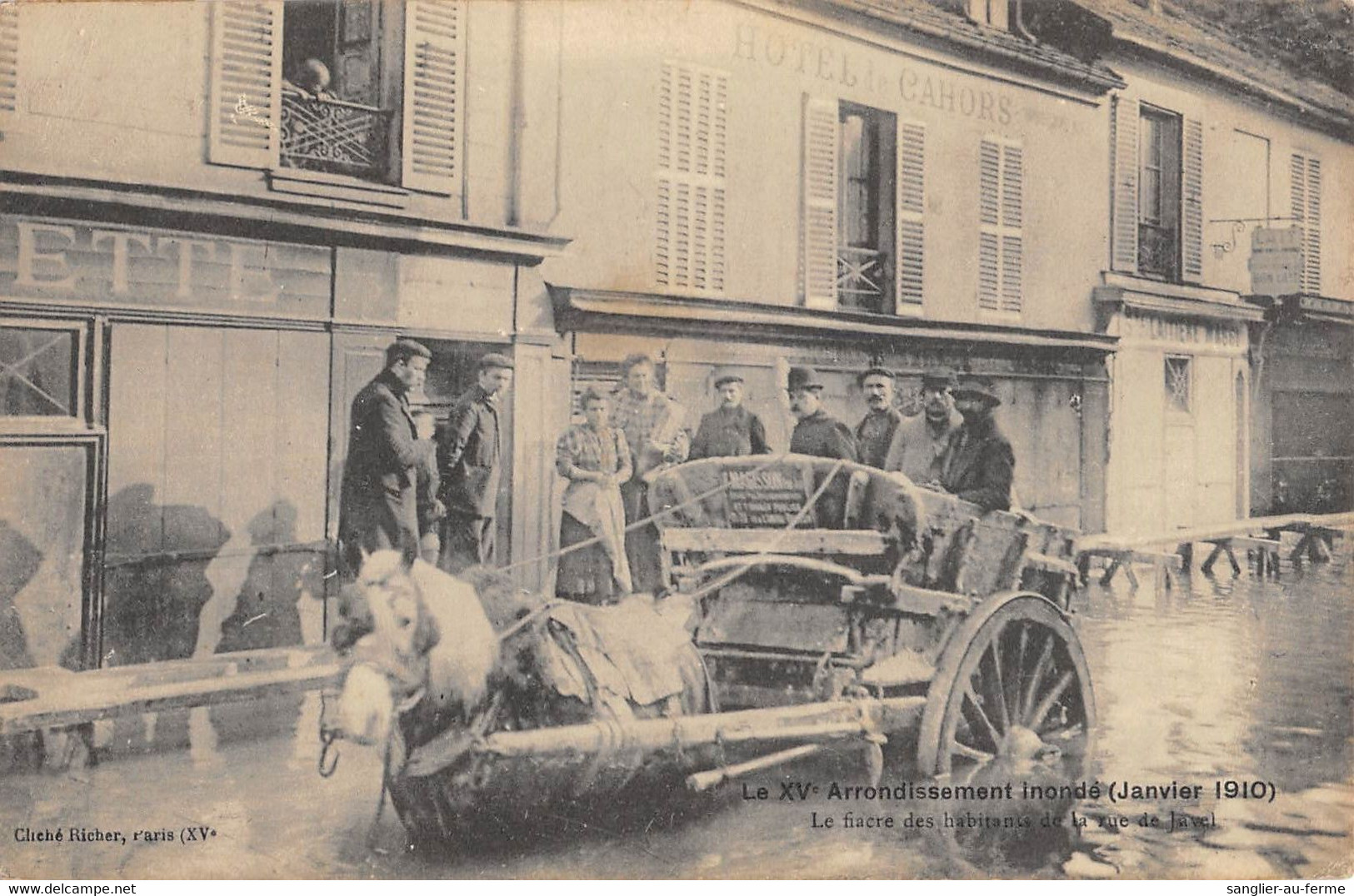 CPA 75 PARIS XVe LE XVe Arrt INONDE 1910 LE FIACRE DES HABITANTS DE LA RUE DE JAVEL - Paris (15)