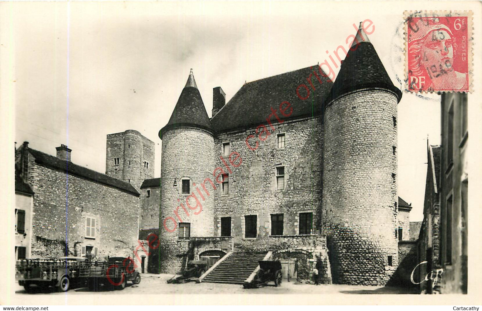 77.  NEMOURS . La Façade Du Château . - Nemours