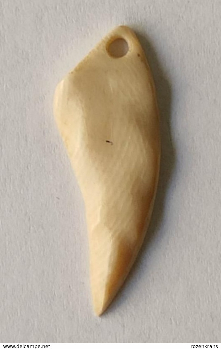 Oude Hanger In Ivoor Ivoire Elfenbein Ivory Amulet Token Afrique Pendant Belgisch Congo Belge Afrika Africa - Anciennes