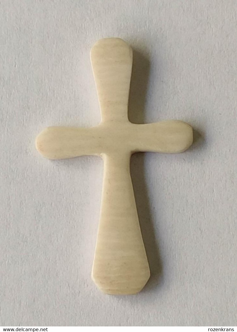 Oud Kruisje Croix Cross Ivoor Ivoire Elfenbein Ivory Amulet Token Afrique Pendant Afrika Belgisch Congo Belge - Anciennes