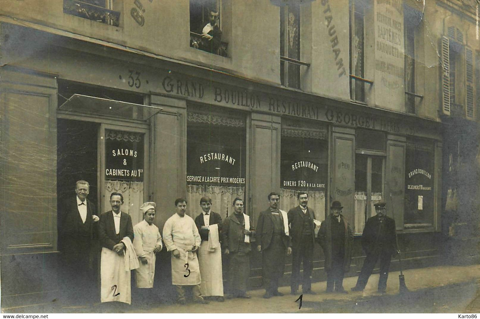 Une devanture de magasin avec une voiture dans la vitrine photo - Image