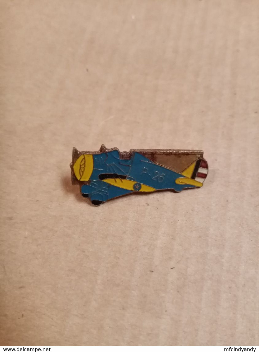 Pin's  Avion De Guerre B26  (bleu Et Jaune) + Bande Rouge Et Blanc A L'arrière - Avions