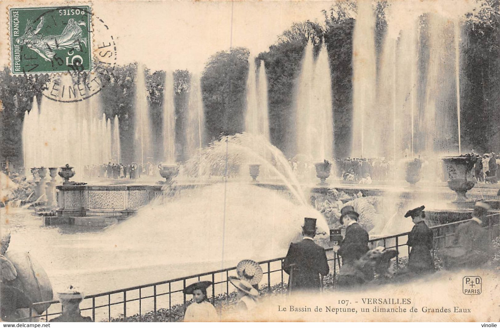 21-8156 :   PHOTOGRAPHE DANS LE PARC DU CHATEAU DE VERSAILLES - Photographs