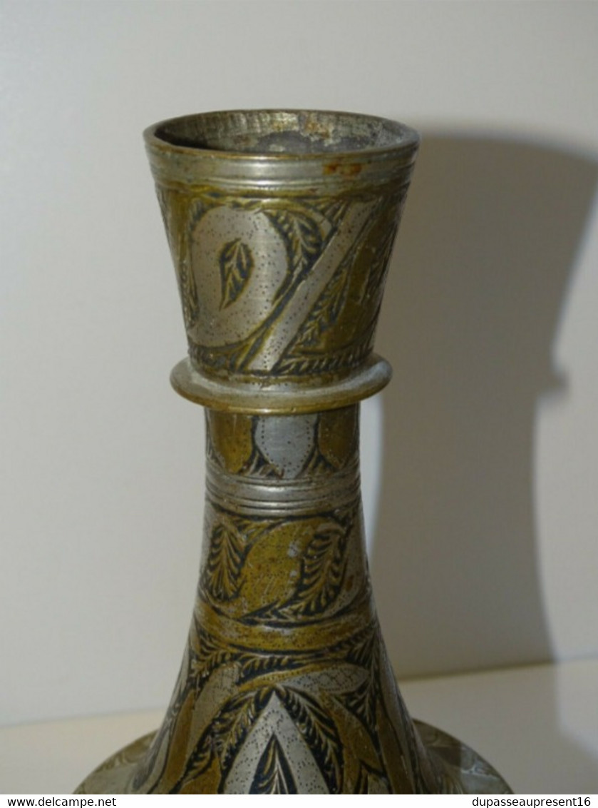 JOLI & ANCIEN VASE AFRIQUE DU NORD IRAN PERSE LAITON GRAVE ET ARGENTE Déco - Oriental Art