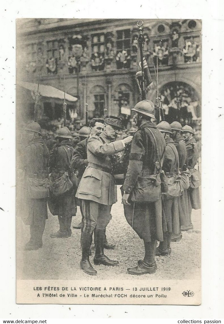 Cp , Militaria,  Les Fêtes De La Victoire à Paris ,13 Juillet 1919, à L'hôtel De Ville, Le Maréchal FOCH Décore Un Poilu - Personaggi