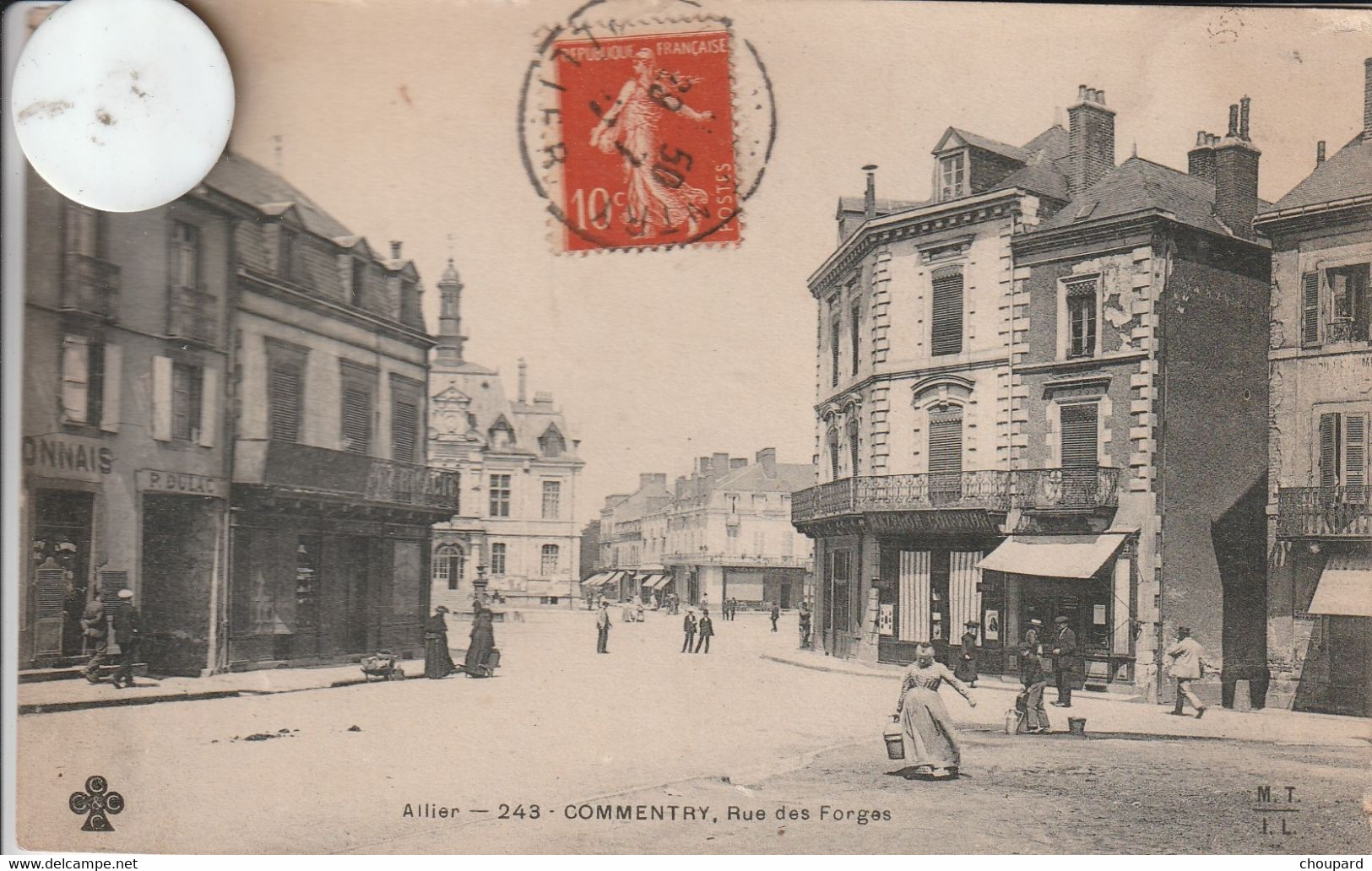 03 - Carte Postale Ancienne De   COMMENTRY   Rue De Forges  ( Petit Défaut Au Coin En Haut à Gauche ) - Commentry