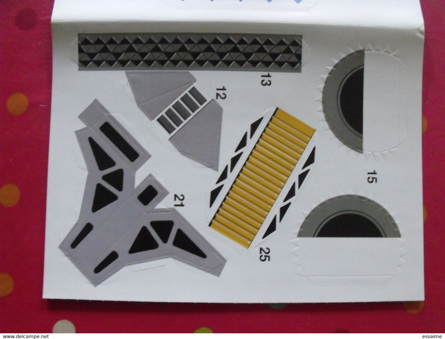 véhicule lunaire grand format en carton prédécoupé. 1983 Eindhoven druk. 10 pages format A4