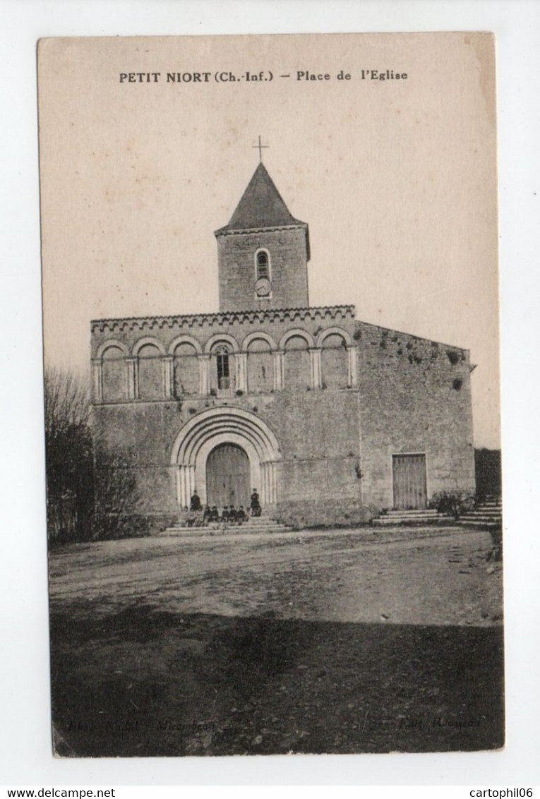 - CPA PETIT NIORT (17) - Place De L'Eglise - Edition Rousseau - - Mirambeau