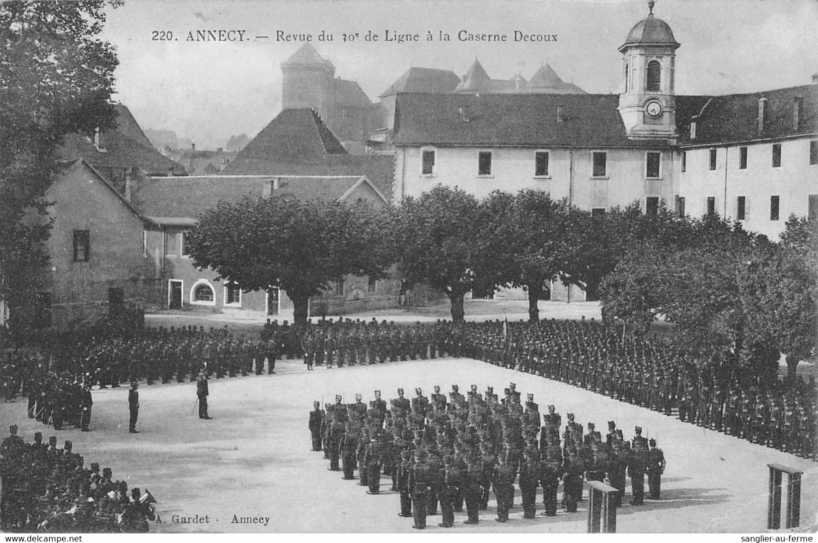 CPA 74 ANNECY REVUE DU 30e DE LIGNE A LA CASERNE DECOUX - Annecy