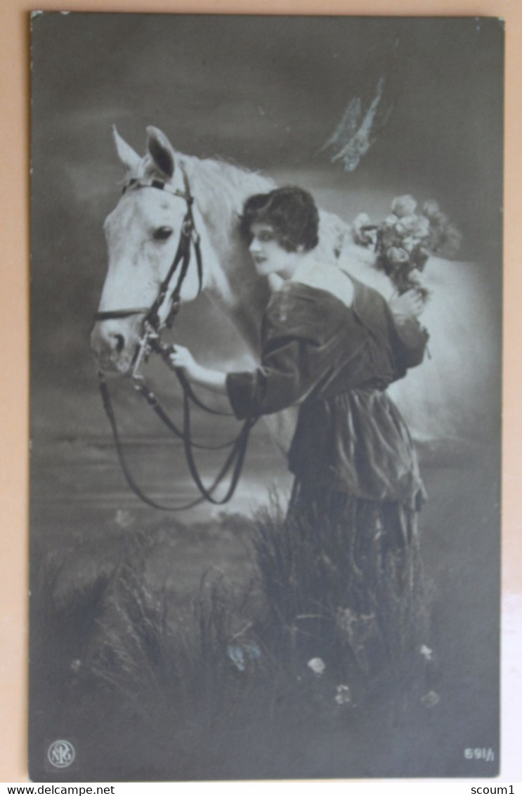 Femme Avec Un Cheval Et Un Bousuet De Fleurs - Horses