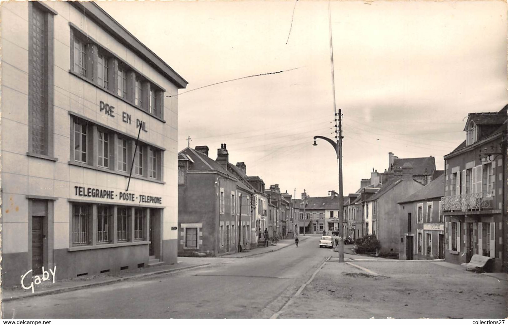 53-PRE-EN-PAIL- LA POSTE ET RUE DU CHAMP-DE-FOIRE - Pre En Pail