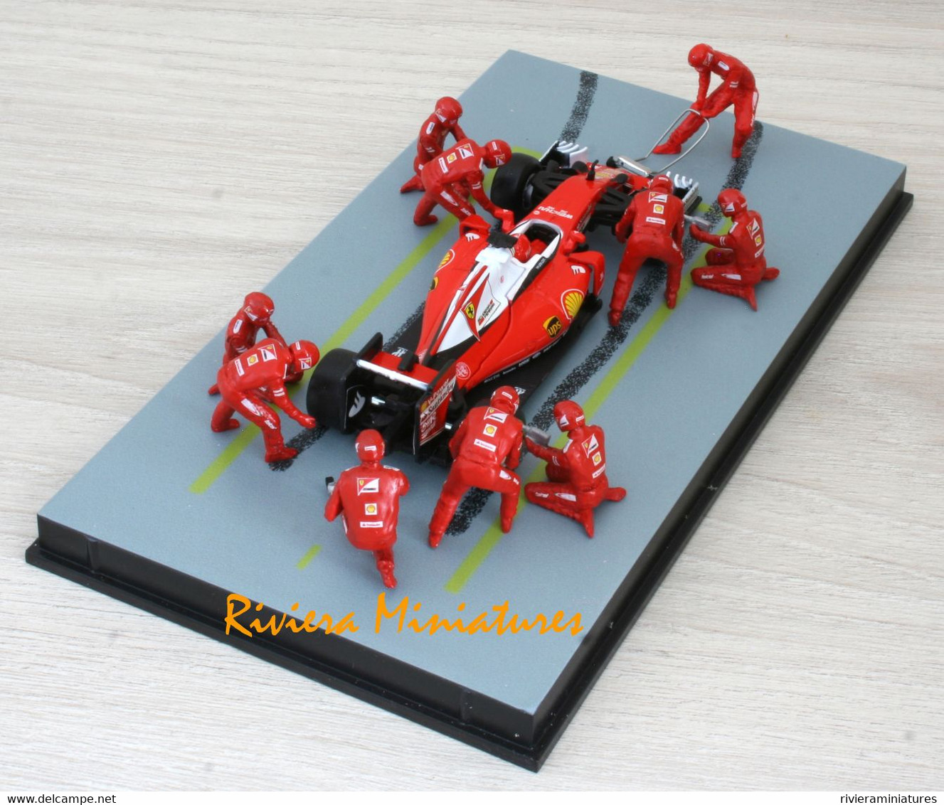 FERRARI SF16 H F1 2016 - SCUDERIA FERRARI DIORAMA PIT STOP - MMBAL02 - 1/43 - Autres & Non Classés