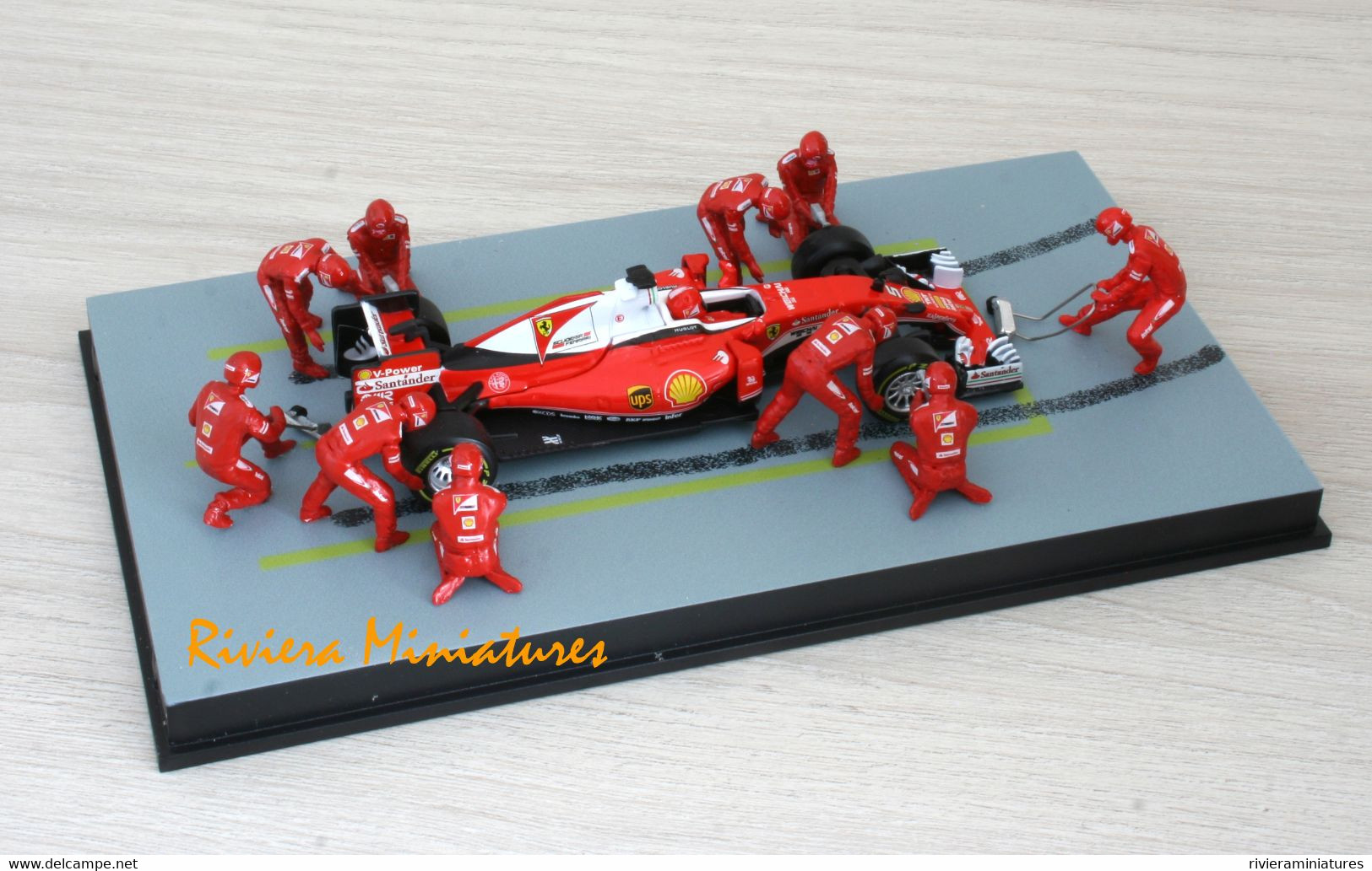 FERRARI SF16 H F1 2016 - SCUDERIA FERRARI DIORAMA PIT STOP - MMBAL02 - 1/43 - Autres & Non Classés