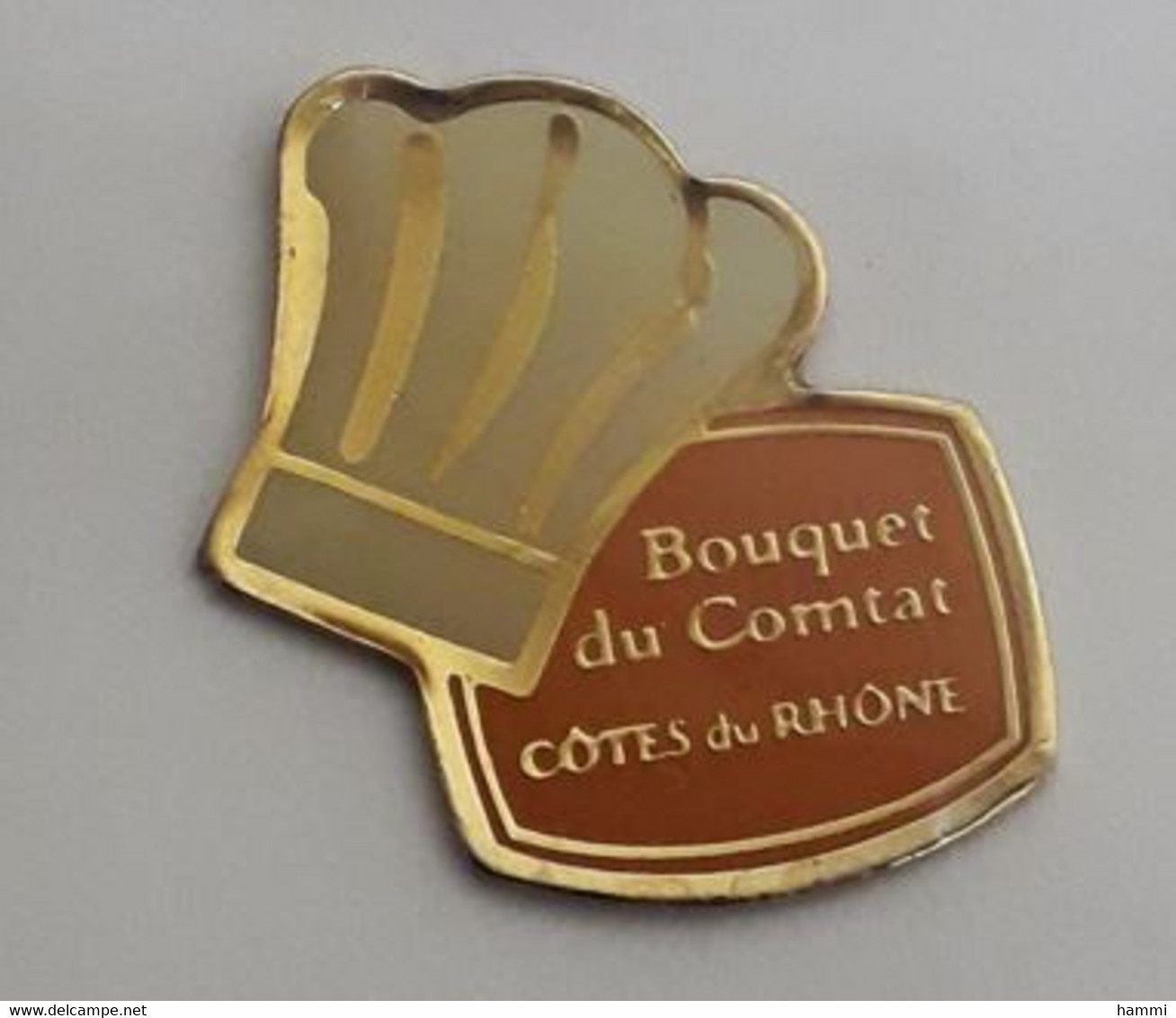 P114 Pin's TOQUE CUISINIER VIN Bouquet Du Comtat Côtes Du Rhône Saint-Priest Achat Immédiat - Boissons