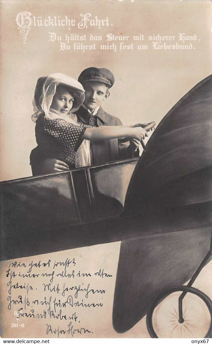 Carte Postale Photo Montage Fantaisie  Jeune Couple Dans Un Avion Fictif Glückliche Fahrt Deutschland - Photographie