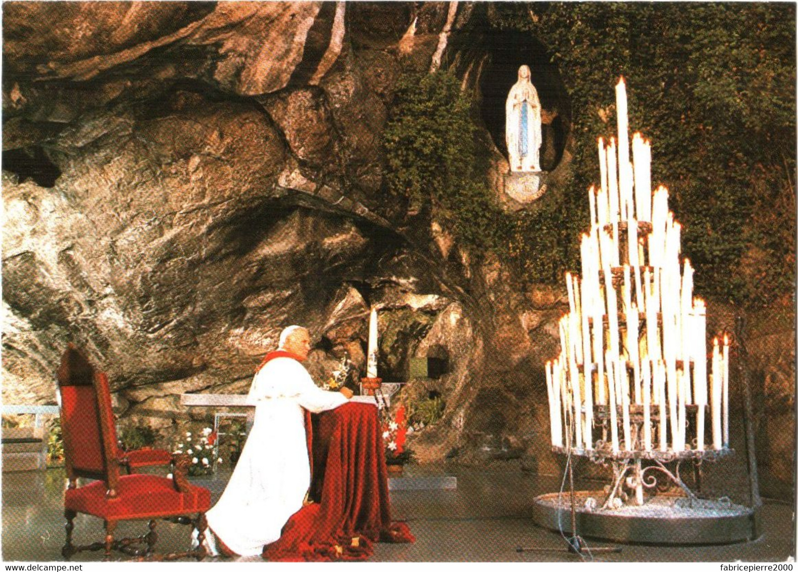 CPM 65 Lourdes - Sa Sainteté Le Pape Jean-Paul II Devant La Grotte Miraculeuse En 1983 TBE éd. Doucet à Lourdes - Santi