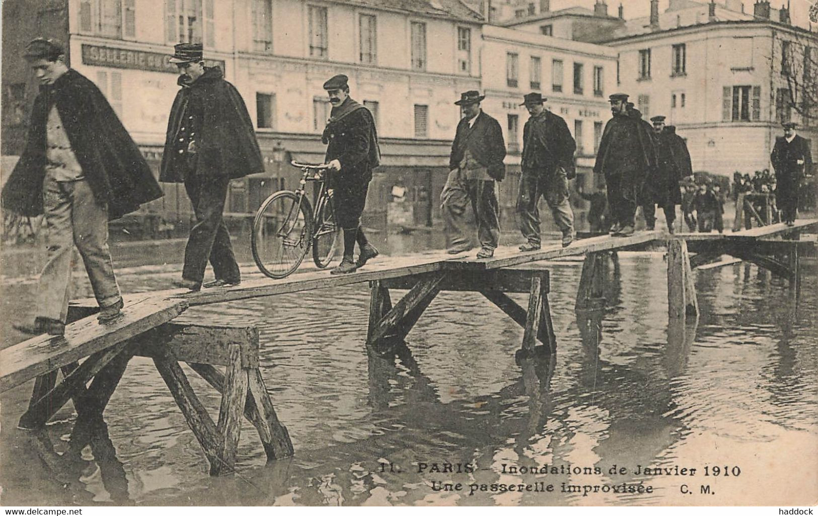 PARIS : UNE PASSERELLE IMPROVISEE - Paris Flood, 1910