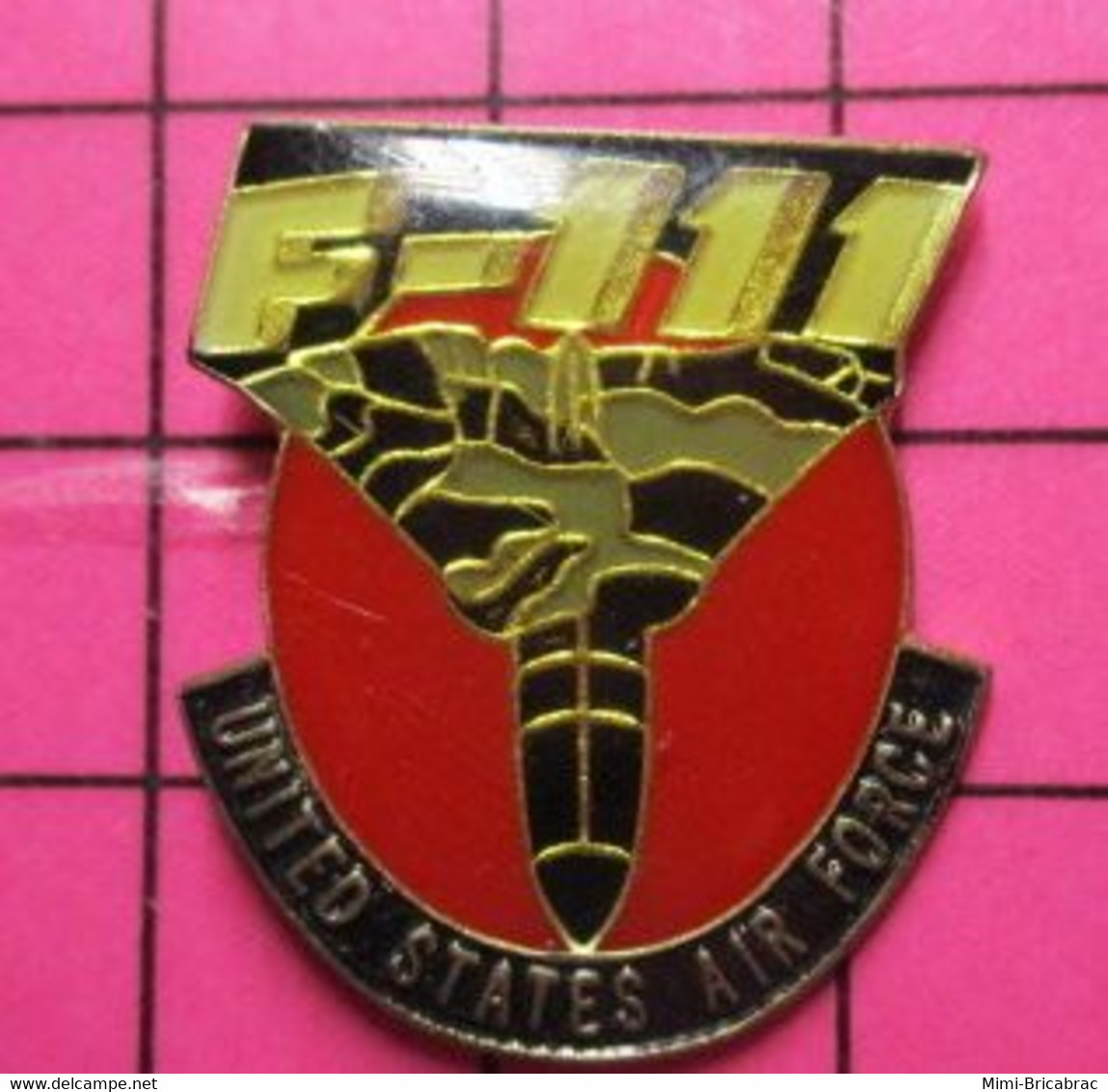 1017 Pin's Pins / Beau Et Rare / THEME : AVIATION / US AIR FORCE BOMBARDIER F-111 AARDWARK Pour Les Intimes - Avions