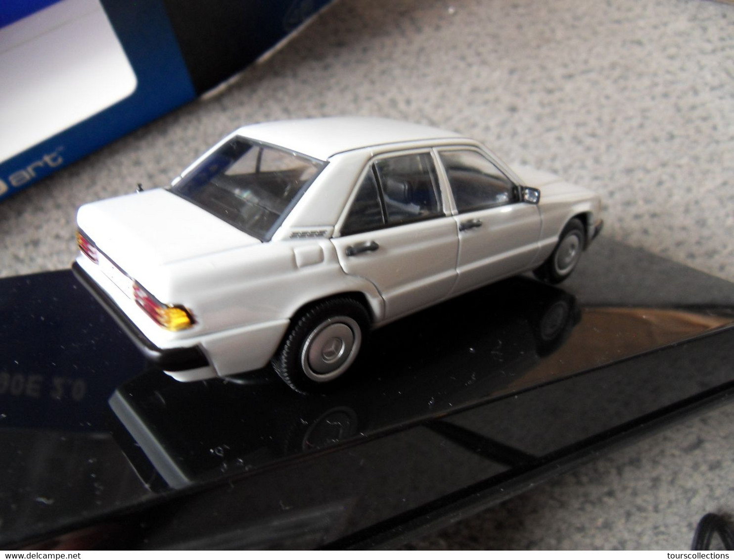 RARE AUTOART MERCEDES BENZ 190e 2.0 Blanc au 1/43 de 1989 - w201 - en boite et surboite occasion comme neuve - ref 56131