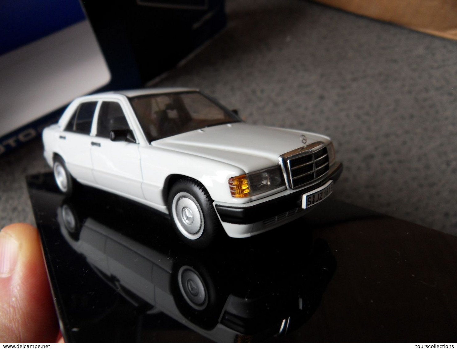 RARE AUTOART MERCEDES BENZ 190e 2.0 Blanc au 1/43 de 1989 - w201 - en boite et surboite occasion comme neuve - ref 56131