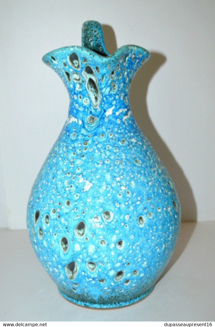 SUPERBE GRAND VASE AIGUIERE VALLAURIS VOLCANIQUE BLEU 1970 SEVENTIES 70' VINTAGE Collection Déco Vitrine - Vallauris (FRA)