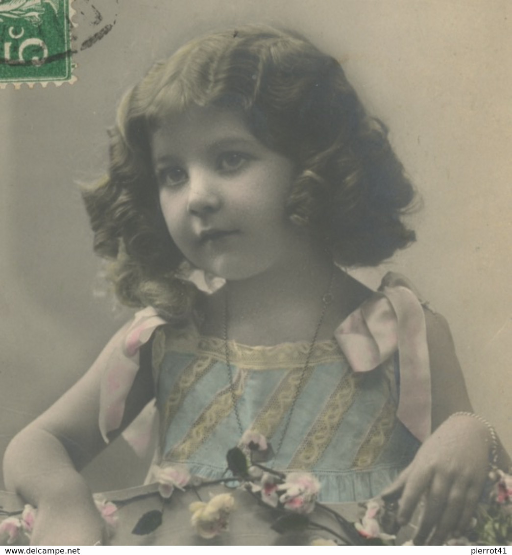 ENFANTS - LITTLE GIRL - MAEDCHEN - Jolie Carte Fantaisie Portrait Fillette Et Fleurs - Portretten