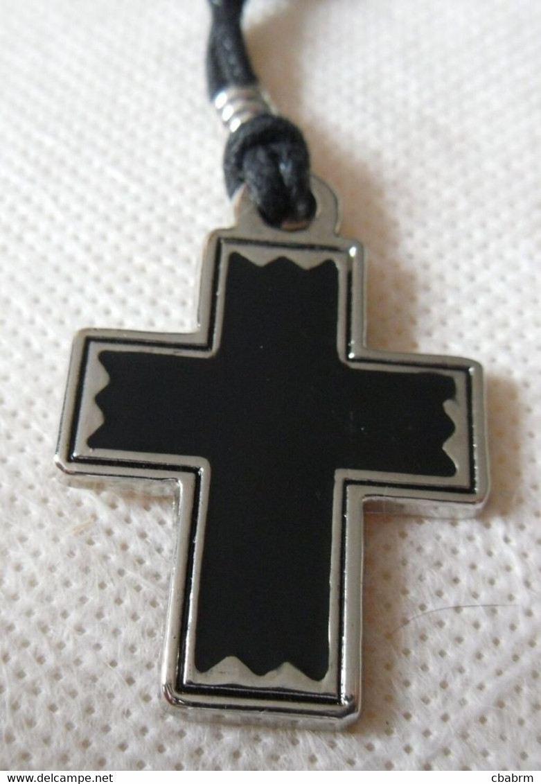 CROIX Pendentif Métal Avec Cordon Réglable - Pendentifs