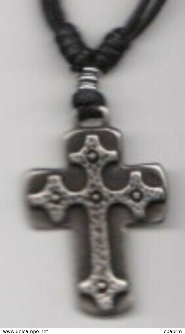 CROIX Sur CROIX Pendentif Métal Avec Cordon Réglable - Pendentifs