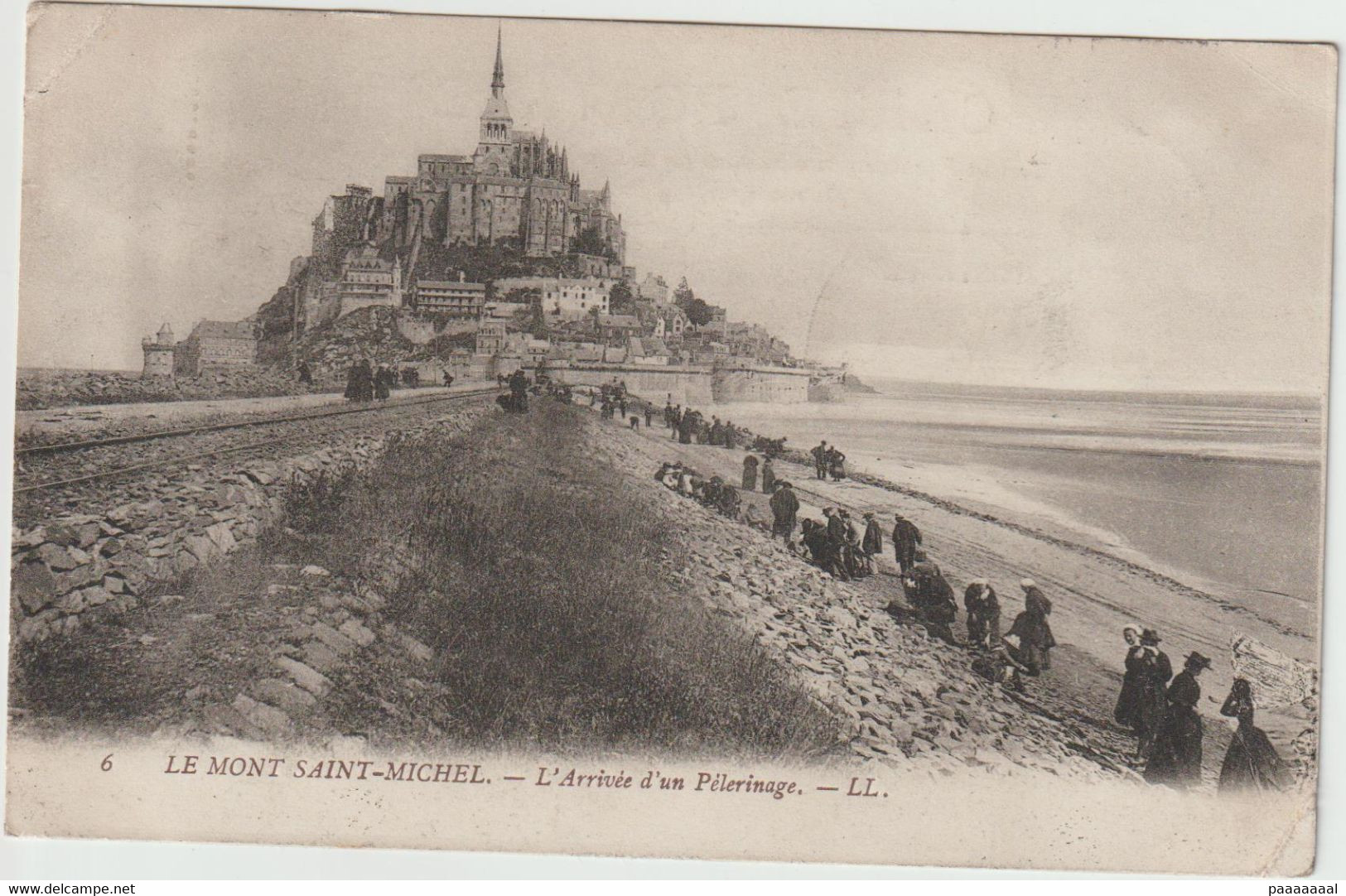 LE MONT SAINT MICHEL  L ARRIVEE D UN PELERINAGE - Le Mont Saint Michel