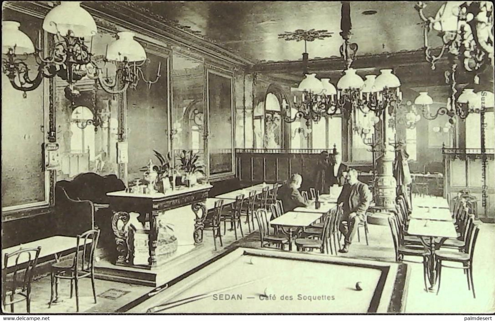 SEDAN- Le Café Des "SOQUETTES" - L'Intérieur Avec Personnages - Sedan