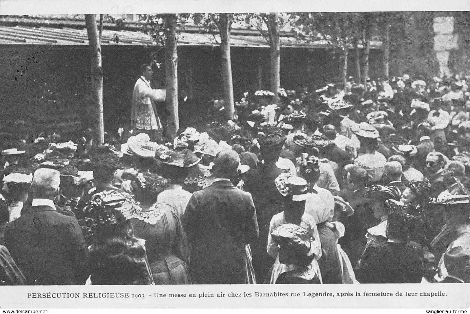 CPA 75 PARIS XVIIe PERSECUTION RELIGIEUSE 1903 UNE MESSE EN PLEIN AIR CHEZ LES BARNABITES RUE LEGENDRE - District 17