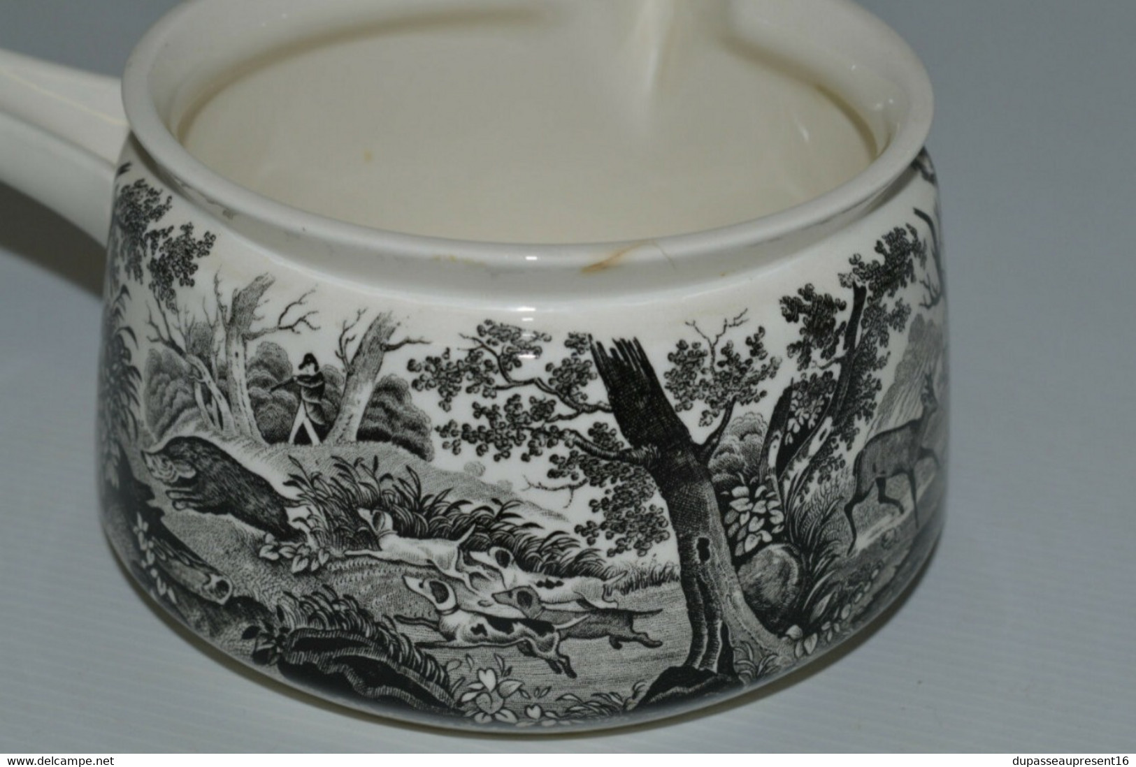 CASSEROLE CAQUELON CERAMIQUE VILLEROY & BOCH ARTEMIS CHASSE CHASSEUR CHIEN collection vitrine déco