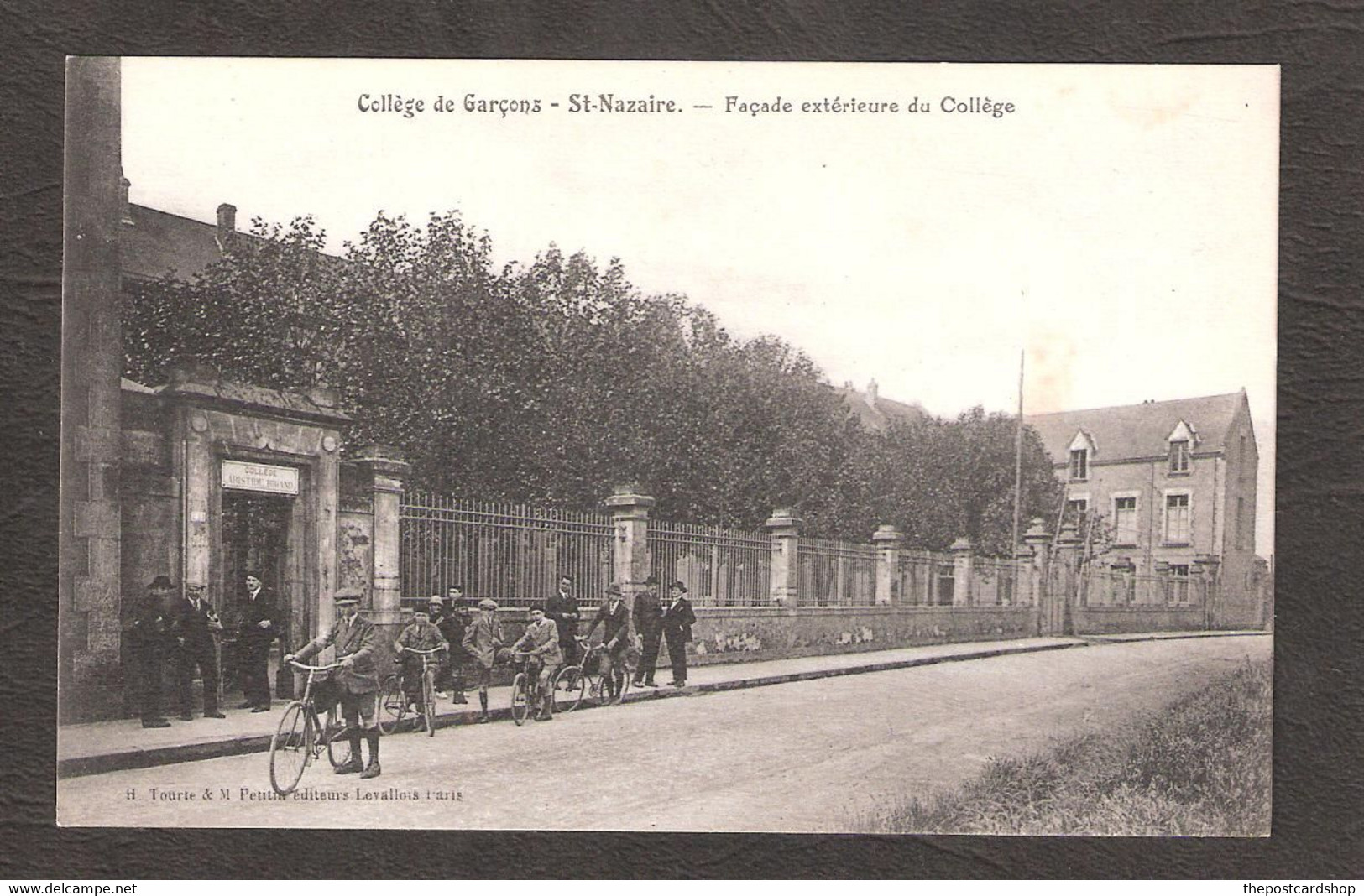 CPA 44 COLLEGE DE GARCONS ST. NAZAIRE FACADE EXTERIEURE DU COLLEGE H TOURTE  & M PETITIN EDITOURS LEVALLOIS PARIS - Saint Nazaire